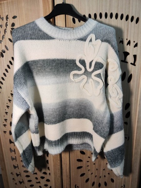 Jersey de lana blanco gris con flor